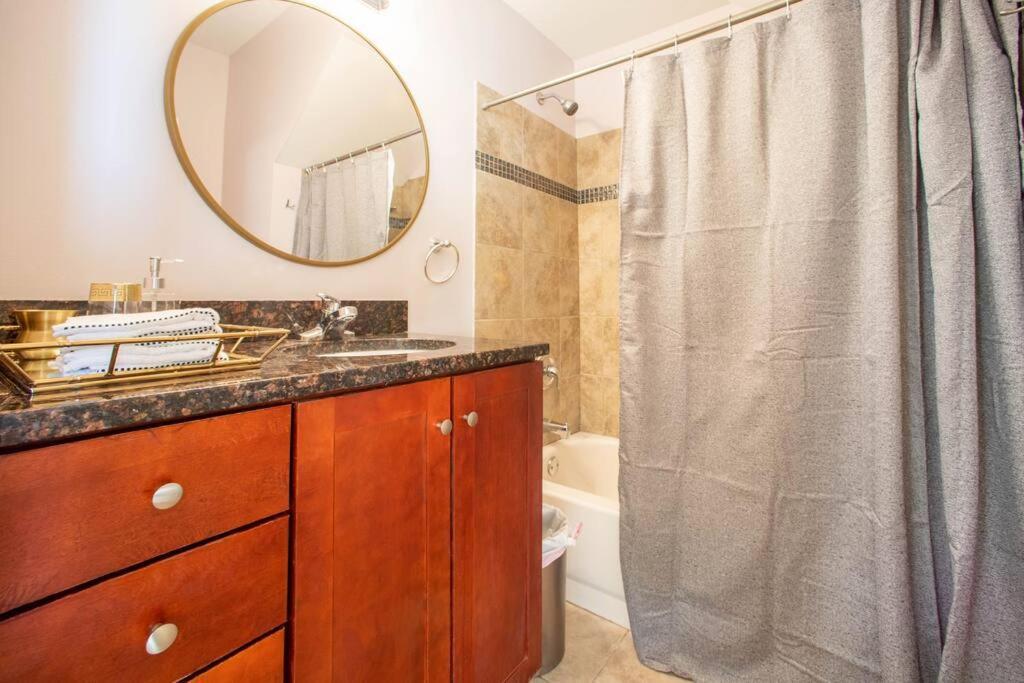 Getaway In The Heart Of Pilsen Chicago Apartment Exterior photo